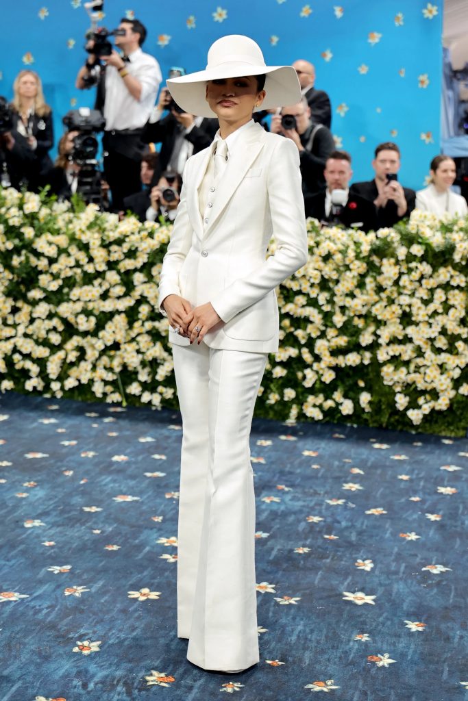 Met Gala 2025; tendances mode; Rihanna Met Gala; Zendaya Met Gala; Bad Bunny mode; Doechii Met Gala; cravate ascot; sac bowling; accessoires mode; chapeau tendance; gants élégants; mode printemps 2025; tailleur femme; inspirations Met Gala; style dandy; mode masculine; tailoring; streetwear. 
